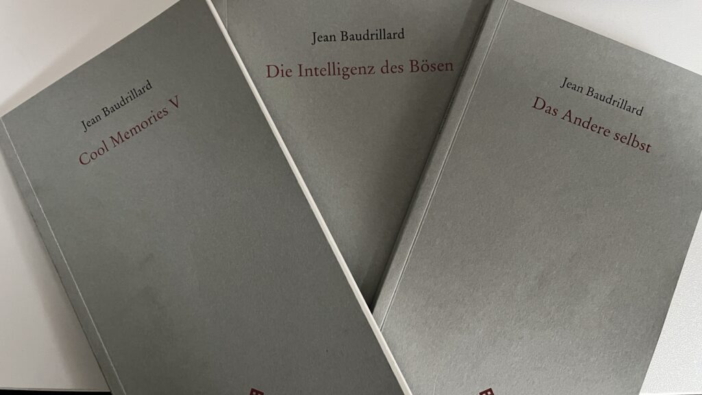 Bücher von Jean Baudrillard als Grundlage seiner Theorie der Hyperrealität und Medienkritik.