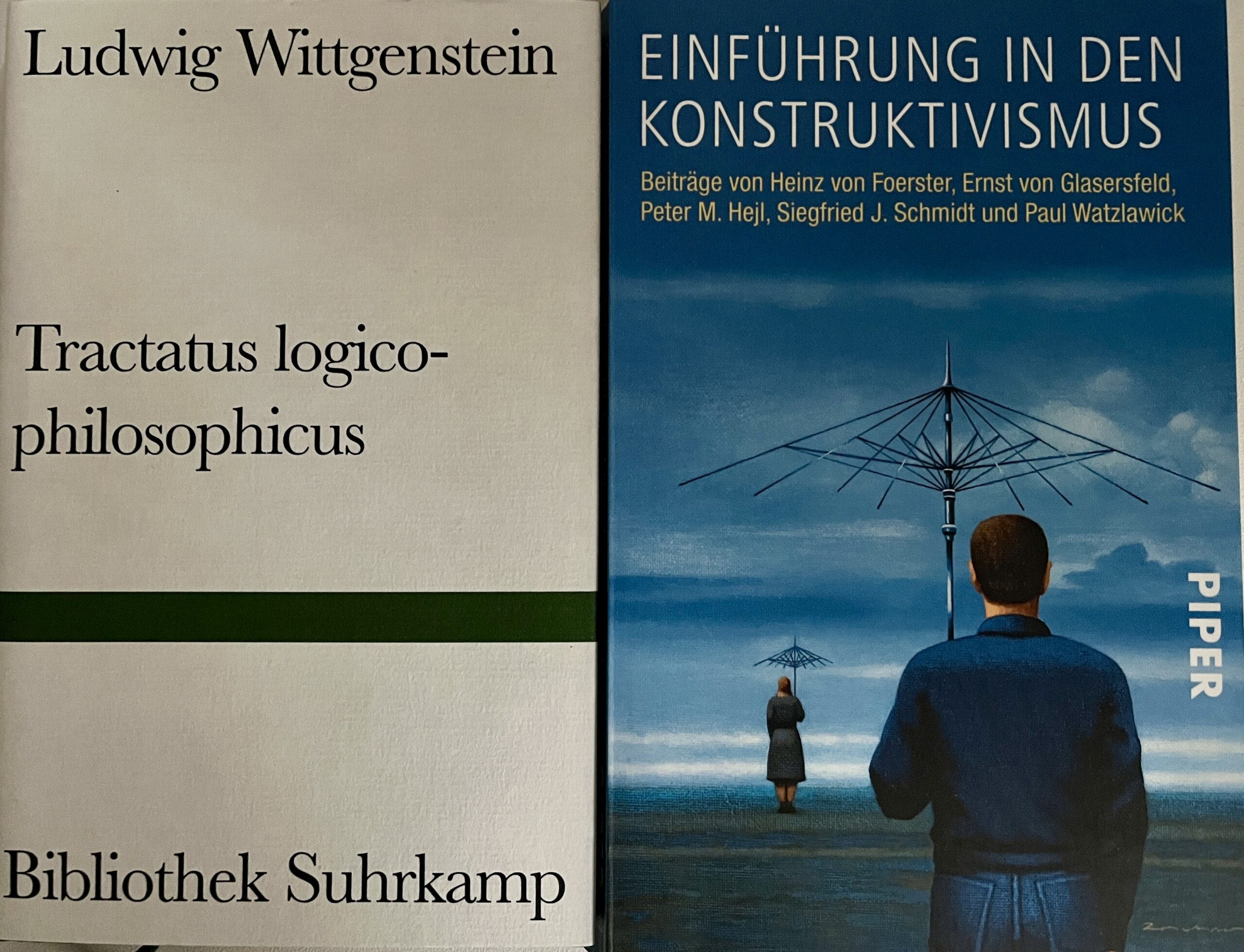 uchcover von Ludwig Wittgensteins „Tractatus Logico-Philosophicus“ und einer Einführung in den radikalen Konstruktivismus als Symbol für Sprache, Erkenntnis und Wirklichkeitskonstruktion.