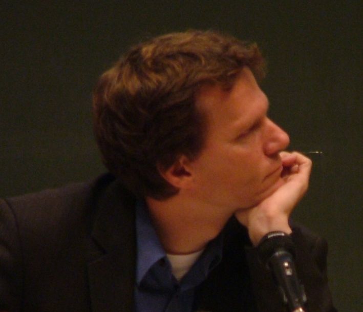 Hartmut Rosa schaut interessiert und nachdenklich zur Seite.