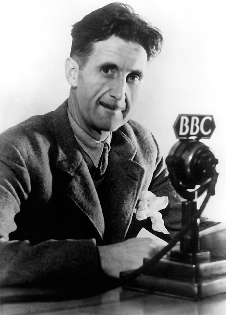 George Orwell vor einem BBC-Mikrofon während seiner Tätigkeit beim britischen Rundfunk.